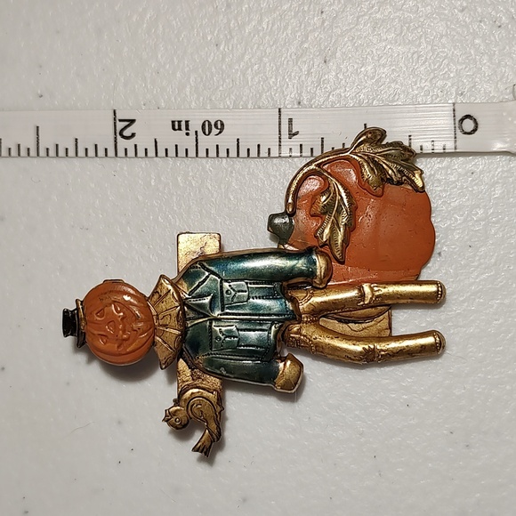 Vintage Scarecrow With Pumpkin Pin/Broach Handcrafted Scene W/Hand Painted Parts - Picture 1 of 8